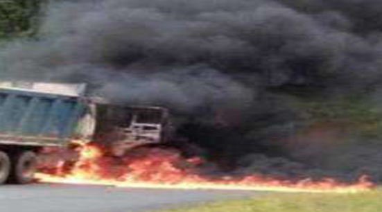 नक्सलियों ने सड़क निर्माण में लगे छह वाहन जलाए