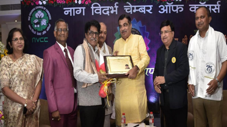 वरिष्ठ पत्रकार आनंद निर्बाण का केन्द्रीय मंत्री गडकरी ने सम्मान किया