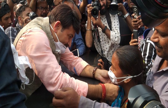 मनोज तिवारी ने कनॉट प्लेस में बांटे प्रदूषणरोधी मास्क