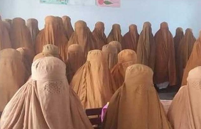 खैबर-पख्तूनख्वा प्रशासन ने स्कूलों में बांटे बुर्के