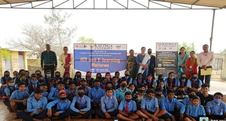 कलिंगा विश्वविद्यालय द्वारा शासकीय माध्यमिक विद्यालय, पलौद में सूचना एवं संचार प्रौद्योगिकी विषय पर प्रशिक्षण कार्यक्रम सम्पन्न । Kalinga University completed the training program on the subject of Information and Communication Technology in Government Secondary School, Palaud.