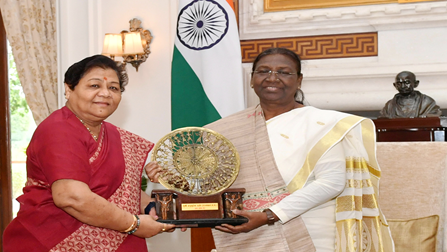 Governor Ms. Uikey greets President Draupadi Murmu