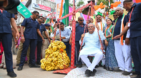 Chief Minister Bhupesh Baghel was weighed with fruits on the occasion of the inauguration ceremony of new district Sarangarh-Bilaigarh.