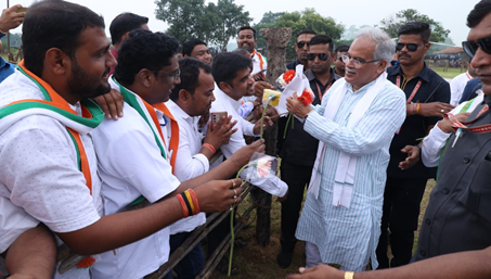 Chief Minister Bhupesh Baghel was warmly welcomed by public representatives in the helipad