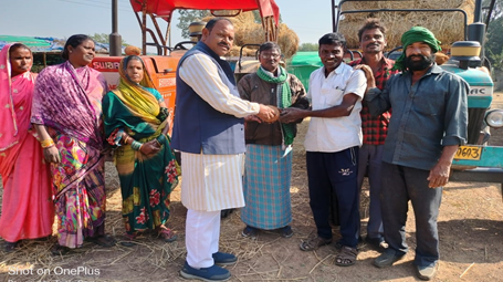 Farmers donated para for Gauthan of village Matia