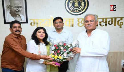 मुख्यमंत्री भूपेश बघेल से लोक गायिका श्रीमती अलका परगनिहा चंद्राकर ने की सौजन्य मुलाकात Courtesy meeting of folk singer Mrs. Alka Parganiha Chandrakar with Chief Minister Mr. Bhupesh Baghel
