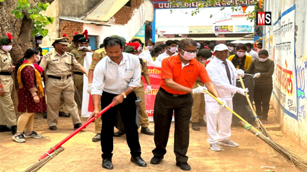 मैट्स विश्वविद्यालय के शारीरिक शिक्षा विभाग द्वारा स्वच्छ भारत अभियान के तत्वाधान में पंचायत भवन में स्वच्छता अभियान रखा गया Under the auspices of the Swachh Bharat Abhiyan, a cleanliness campaign was organized in the Panchayat Bhawan by the Department of Physical Education of Mats University.