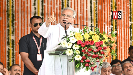 मुख्यमंत्री भूपेश बघेल का छत्तीसगढ़ी में उद्बोधन प्रारंभ Chief Minister Bhupesh Baghel along with all the guests reached the main stage of the trust conference