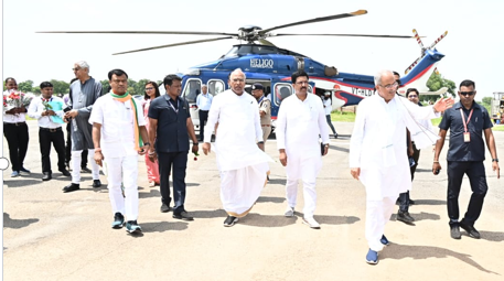 जांजगीर-चांपा हेलीपेड पर नेता प्रतिपक्ष राज्यसभा मल्लिकार्जुन खड़गे एवं मुख्यमंत्री भूपेश बघेल का आत्मीय स्वागत Warm welcome to Leader of Opposition Rajya Sabha Mallikarjun Kharge and Chief Minister Bhupesh Baghel at Janjgir-Champa helipad