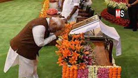 प्रधानमंत्री नरेंद्र मोदी ने राजघाट जाकर महात्मा गांधी को श्रद्धांजलि अर्पित की Prime Minister Narendra Modi paid tribute to Mahatma Gandhi at Raj Ghat