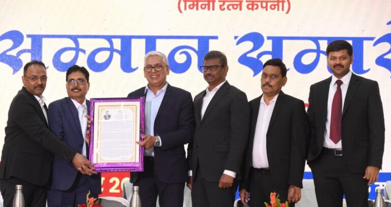 सेवानिवृत्ति के अवसर पर निदेशक तकनीकी संचालन एस.एन. कापरी को दी गई भावभीनी विदाई