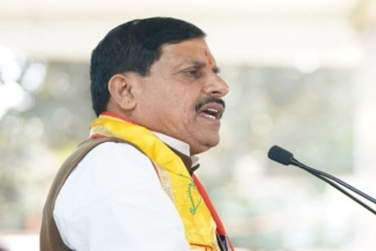 मुख्यमंत्री डॉ. यादव ने डॉग स्क्वॉड में प्रशिक्षण और स्वास्थ्य परीक्षण व्यवस्था संबंधी जानकारी प्राप्त की