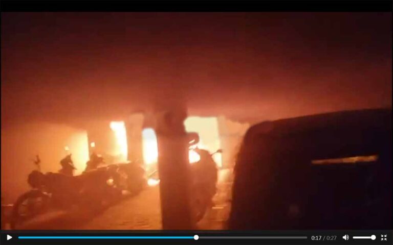 वैशाली रीजेंसी अपार्टमेंट की पार्किंग में खड़ी गाड़ियों में लगी आग, 10 गाड़ियां जलकर खाक