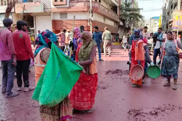 इंदौर में रंग पंचमी पर ‘गेर’ में 5 लाख लोग जुटे, 38मिनट में साफ हुआ शहर