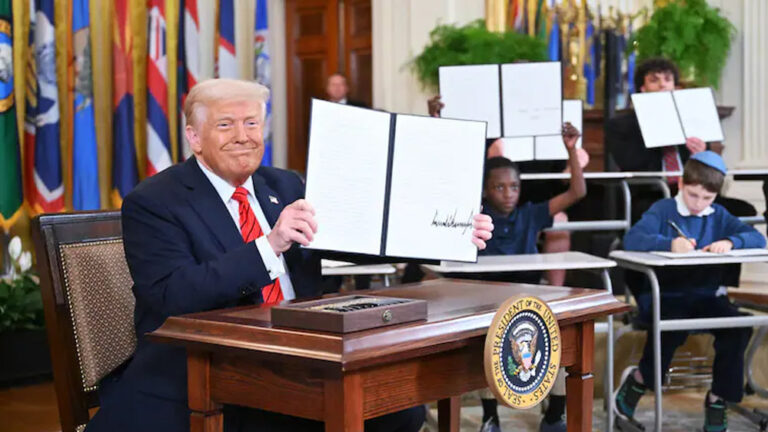 ट्रंप सरकार के शिक्षा विभाग पर लगा ताला,अमेरिकी ने जारी किया कार्यकारी आदेश