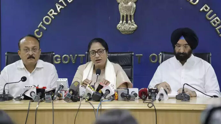 दिल्ली की मुख्यमंत्री रेखा गुप्ता ने DTC की CAG रिपोर्ट सदन में पेश की