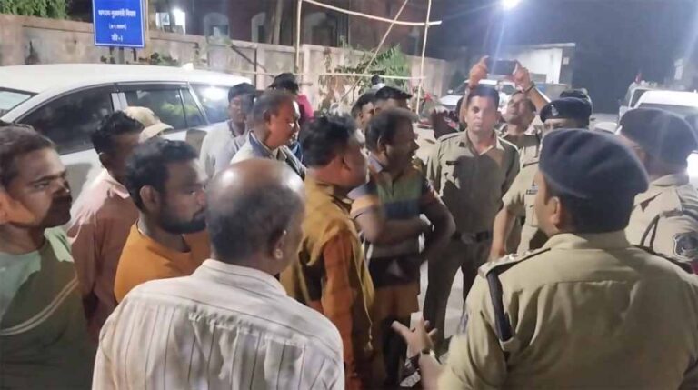 अवैध कब्जे पर बुलडोजर कार्रवाई के बाद स्थानीय लोगों ने डिप्टी सीएम के बंगले का किया घेराव