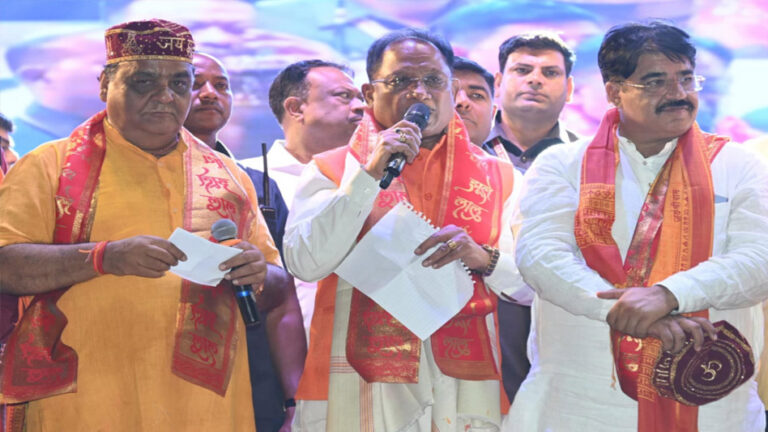 रायपुर : मुख्यमंत्री विष्णु देव साय ने भगवान झूलेलाल की शोभायात्रा का फूलों से किया भव्य स्वागत