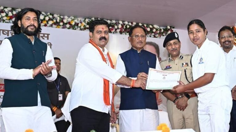 मुख्यमंत्री विष्णुदेव साय ने उप निरीक्षक संवर्ग में चयनित अभ्यर्थियों को प्रदान किया नियुक्ति पत्र