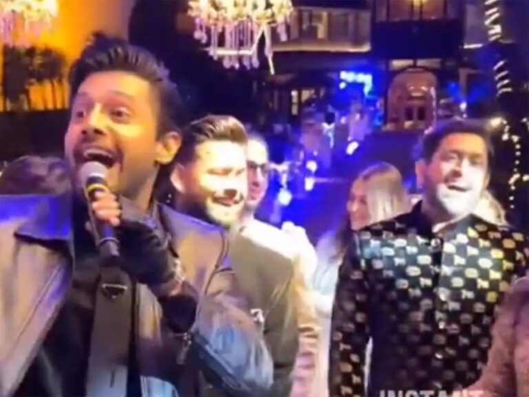 ऋषभ पंत की बहन साक्षी पंत की शादी के फंक्शन संगीत समारोह में धोनी ने ऋषभ पंत ने ‘तू जाने ना’ गाने को गाया