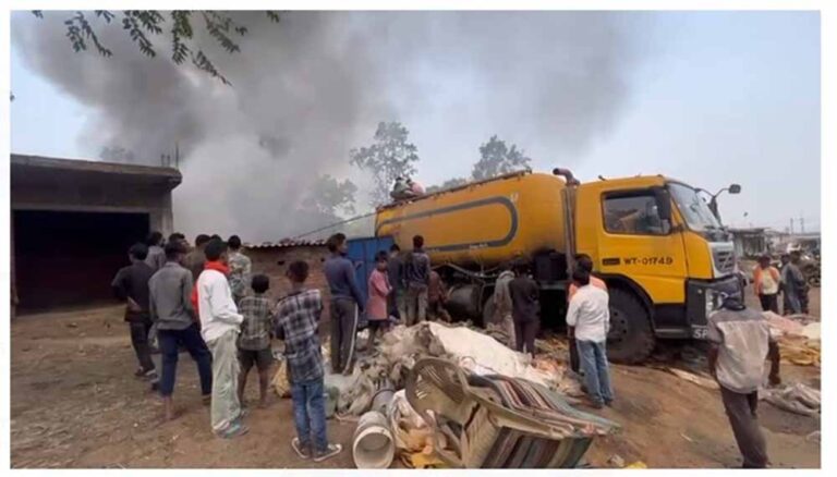 लातेहार में कबाड़ी दुकान में लगी भीषण आग