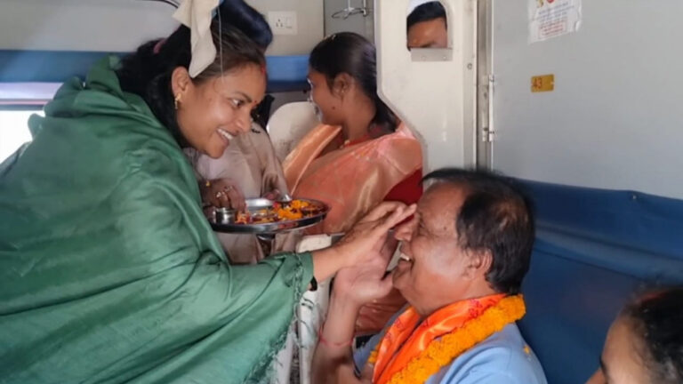 मुख्यमंत्री तीर्थ दर्शन योजना : मंत्री श्रीमती लक्ष्मी राजवाड़े ने हरी झंडी दिखाकर विशेष ट्रेन को किया रवाना