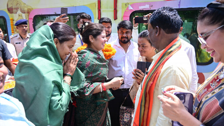 सूरजपुर : मुख्यमंत्री तीर्थ दर्शन योजना के तहत विशेष ट्रेन रवाना, वरिष्ठ नागरिक करेंगे ओंकारेश्वर-महाकालेश्वर के दर्शन