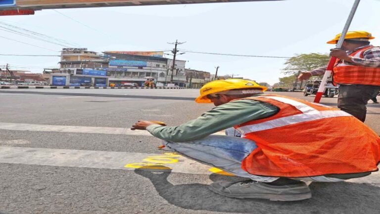 मेट्रो ओरेंज लाइन व ब्ल्यू लाइन निर्माण ने डेढ़ किमी लंबाई की सडक़ को खत्म कर दिया