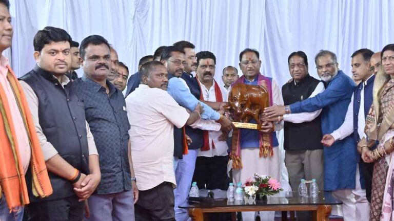 मुख्यमंत्री साय से विभिन्न समाज के प्रतिनिधिमंडल ने की सौजन्य भेंट मांगों और समस्याओं से कराया अवगत