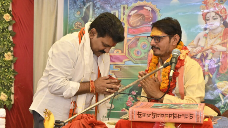 रायपुर : उपमुख्यमंत्री विजय शर्मा कबीरधाम जिला के ग्राम मदनपुर में आयोजित भागवत गीता महापुराण में हुए शामिल