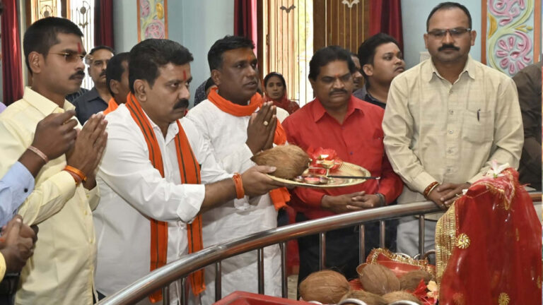 रायपुर : उपमुख्यमंत्री विजय शर्मा पहुंचे कवर्धा, मंदिर दर्शन कर प्रदेश वासियों को नवरात्रि पर्व की दी शुभकामनाएं