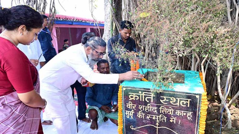 हेमंत सोरेन ने सिदो-कान्हू मुर्मू जयंती पर वीर सपूतों को किया नमन