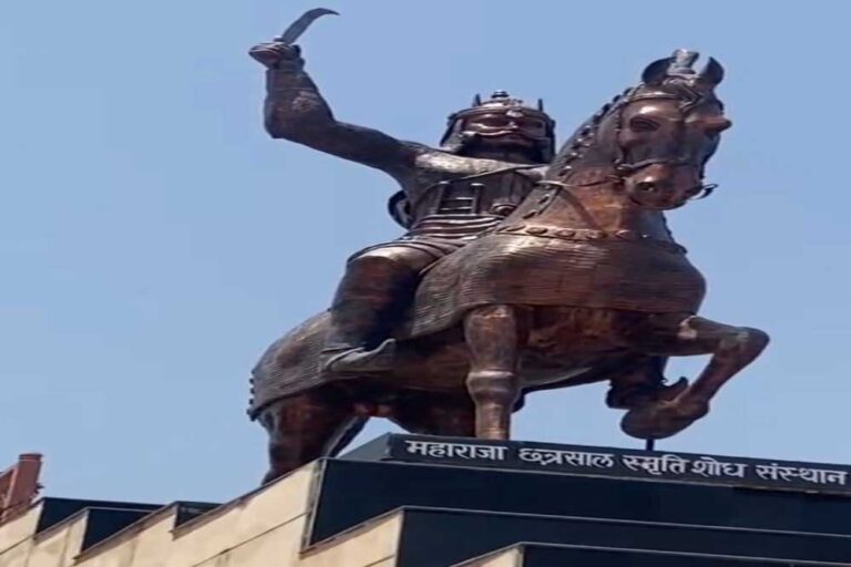 छतरपुर में महाराजा छत्रसाल की 52 फीट ऊंची अष्टधातु की प्रतिमा स्थापित कर उनकी वीरता, पराक्रम और शौर्य को देश के सामने रखा