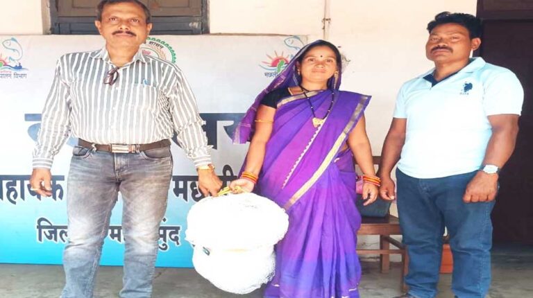 महासमुंद : ‘सुशासन तिहार में मत्स्य विभाग की योजना से लाभान्वित हुए टिकेश्वर एवं गंगाबाई’