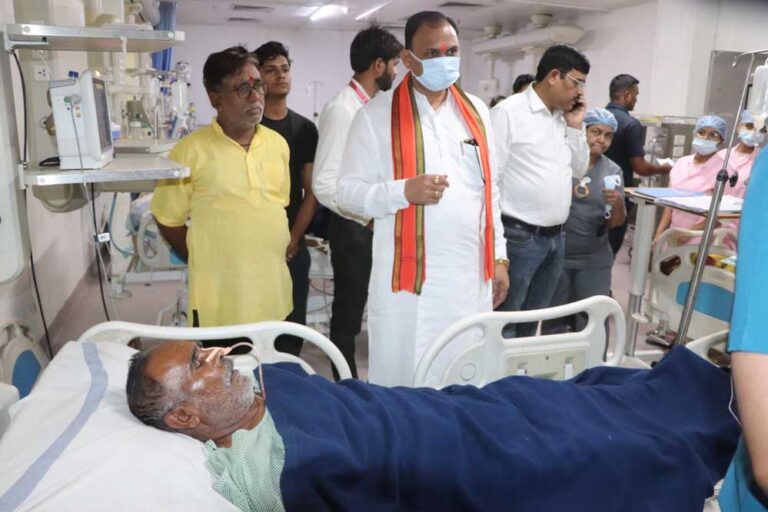 रायपुर : स्वास्थ्य मंत्री श्याम बिहारी जायसवाल ने किया डीकेएस अस्पताल का औचक निरीक्षण