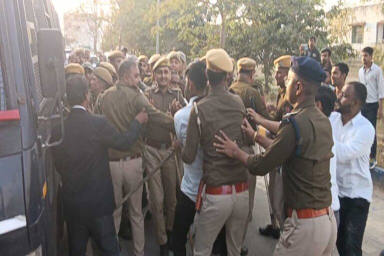 राजधनी में हिंदू लड़कियों से दुष्कर्म पर उबाल… वकीलों ने आरोपियों को पीटा, पुलिस ने निकाला जुलूस