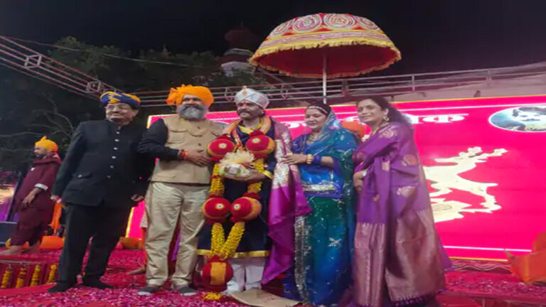 दतिया राजपरिवार के दामाद राहुल देव और उनकी पत्नी क्षत्रिय समाज से बाहर