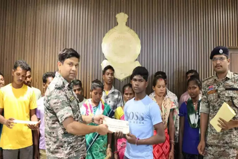 बीजापुर में सुरक्षाबल के जवानों को बड़ी सफलता, 22 नक्सलियों ने जवानों के सामने सरेंडर कर दिया