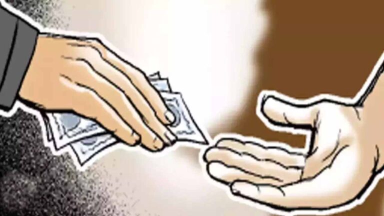 सीमांकन के नाम पर दस हजार की घूस लेते एसीबी ने पटवारी को रंगे हाथ पकड़ा
