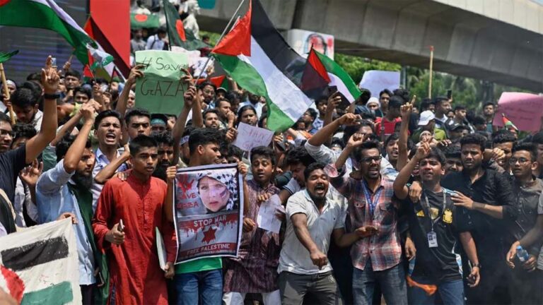 बांग्लादेश की राजधानी ढाका समेत विभिन्न शहरों में गाजा के समर्थन में विरोध प्रदर्शन, मचाया तांडव