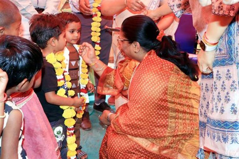 स्कूल चलें हम अभियान के तहत मंत्री सुश्री भूरिया ने बच्चों को तिलक और पुष्प-माला पहनाकर शाला प्रवेश करवाया
