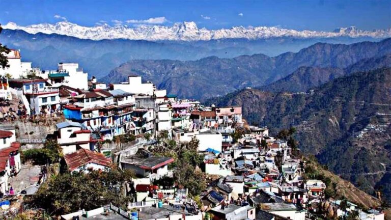 उत्तराखंड का यह हिल स्टेशन कुदरत का अनूठा उपहार, बर्फ से ढकी चोटियों की 200 मील लंबी शृंखला का नजारा