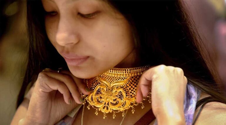 अक्षय तृतीया से एक दिन पहले फिर गिरी सोने की कीमत, कितना हुआ भाव?