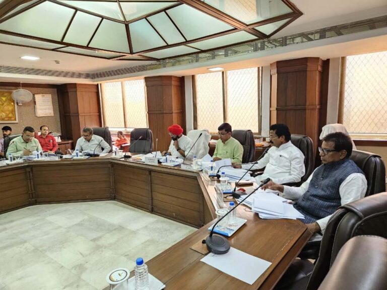 विधायक गोपालसिंह इंजीनियर याचिका एवं अभ्यावेदन समिति के बैठक में हुए शामिल