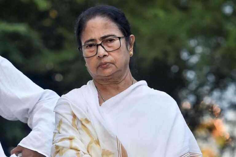 वक्फ संशोधन कानून को लेकर पश्चिम बंगाल के कई इलाकों में फैली हिंसा, कानून को लेकर हमलावर ममता बनर्जी