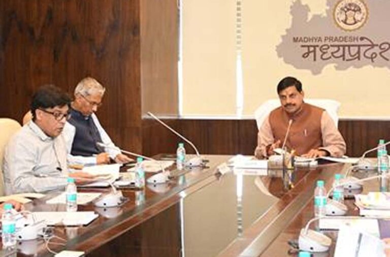 मुख्यमंत्री ने आयुष विभाग की समीक्षा में दिये निर्देश- स्वास्थ्य विभाग परस्पर समन्वय से मरीजों के उपचार में लायें तेजी