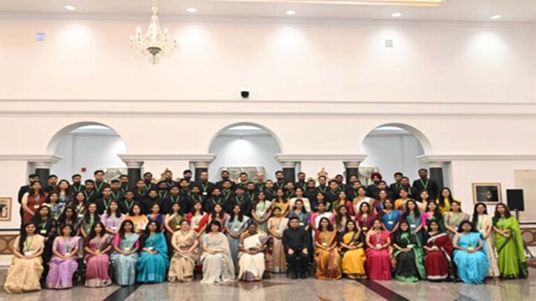 राष्ट्रपति द्रौपदी मुर्मू ने कहा-ईमानदारी, सच्चाई और सादगी के जीवन मूल्यों का पालन करने वाले अधिक सुखी