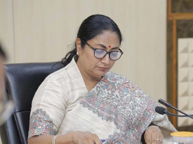 आम आदमी पार्टी ने बड़ा दावा- CM रेखा गुप्ता ने EWS सर्टिफिकेट जारी करने पर लगाई रोक
