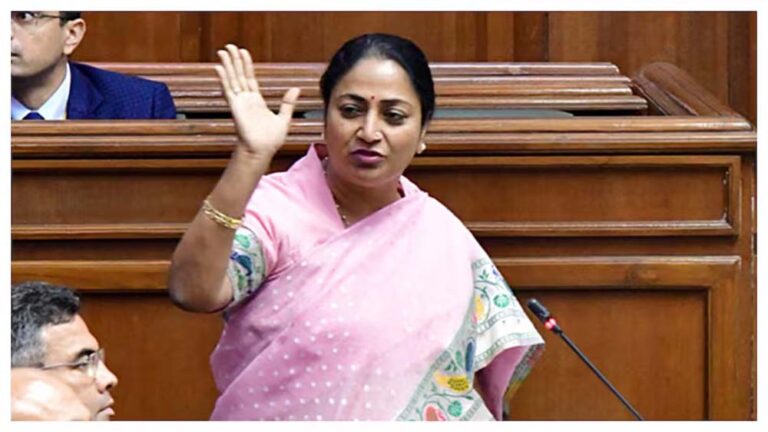 मुख्यमंत्री रेखा गुप्ता ने विधानसभा में प्रदूषण और उसके रोकथाम से संबंधित कैग रिपोर्ट विधानसभा में की पेश