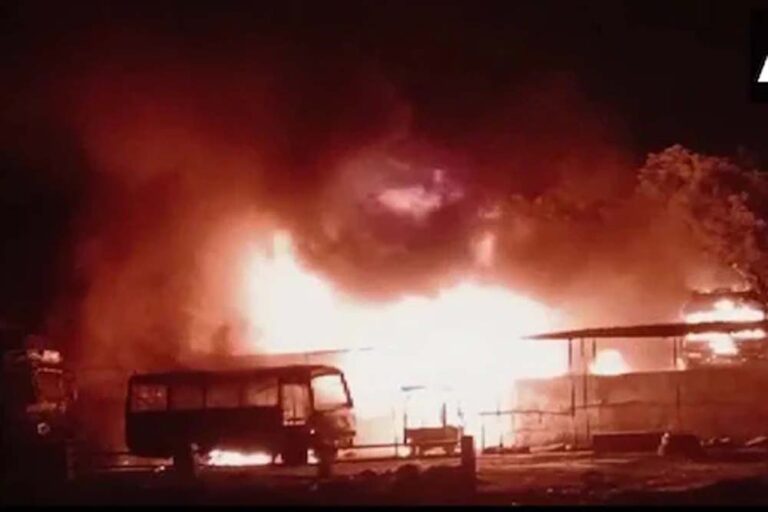 संभल के पुलिस स्टेशन में आग लगने की खबर सामने आई, कई वाहन जलकर खाक, दमकल की गाड़ियां मौके पर मौजूद